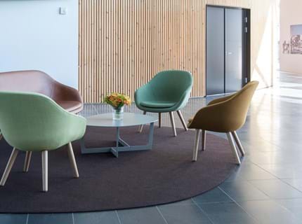 løst tæppe i filt på kontor